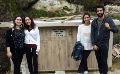 Torunlar dedelerinin hayratında